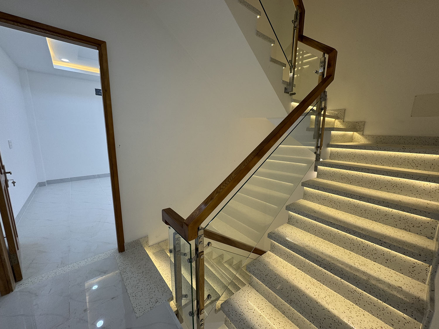 Tuyệt phẩm đẹp lung linh 3 lầu (4mx12m=48m2 vuông vức) mới 100% hẻm xe hơi khu VIP Hồ Xuân Hương